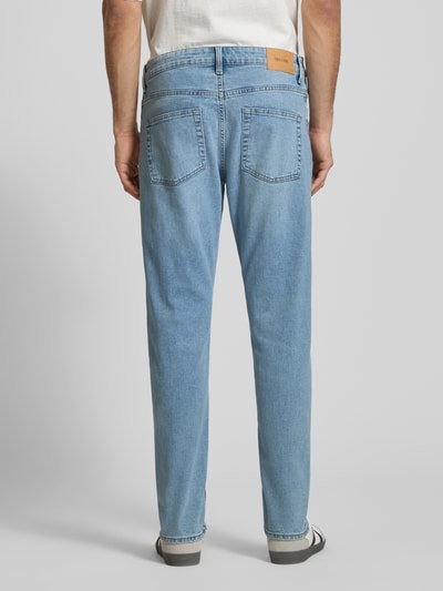 Männermodel trägt Regular Fit Jeans aus Baumwoll-Mix Modell 'WEFT' von Only & Sons in Hellblau, 5-Pocket-Design, Ganzkörperansicht Rückansicht