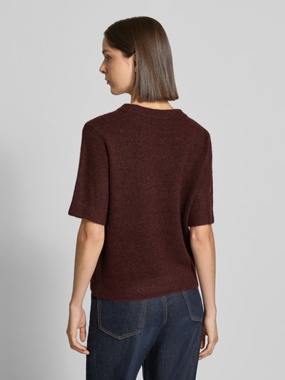 Frauenmodel trägt Regular Fit Pullover mit Woll-Anteil Modell 'Pimota' von OPUS in Dunkelrot, strukturierte Oberfläche, Ganzkörperansicht Rückansicht. Damen Pullover von OPUS.