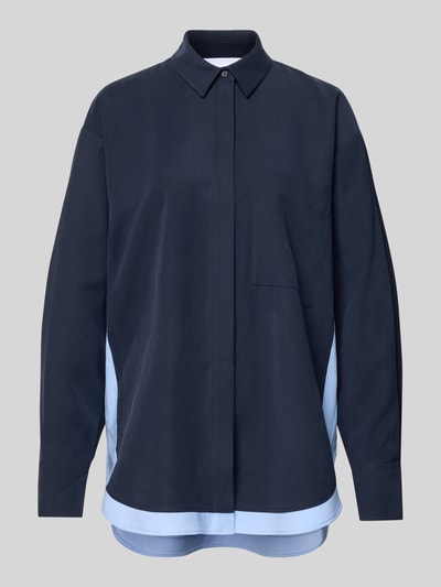 Produktfoto, donkerblauwe en lichtblauwe Fließende Viskose-Bluse mit Kontraststreifen - curated by Tinvcb van SIC, losse fit, overhemdkraag, verborgen knoopsluiting, borstzak, ruglengte 80 cm, mouwlengte 58 cm, gladde stof, contrasterende kleuren.