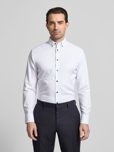 Männermodel trägt Regular Fit Business-Hemd mit Button-Down-Kragen von OLYMP, reine Baumwolle, Unifarbenes-Design, Ganzkörperansicht von vorne. Rückenlänge 80 cm, Schulterbreite 48 cm, Ärmellänge 66 cm bei Größe 40.