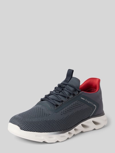 Produktfoto, Sneaker mit Schnürung und Label-Detail Modell 'Caraway' von bugatti in Dunkelblau mit weißer Sohle, abgerundete Spitze, rote Innenfütterung, strukturierte Mesh-Oberfläche, passende Details zu Absatzhöhe 6 cm, Schafthöhe 8 cm, Schaftweite 7 cm gemäß Größe 44.