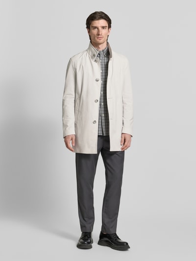 Männermodel trägt Regular Fit Mantel mit Stehkragen Modell 'FYNN' van Strellson in effen twill met lange mouwen, eenrijige knopen, voorkant volledige lichaamsopname.