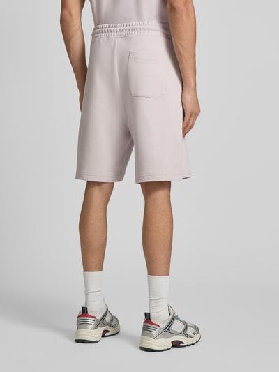 Männermodel trägt Regular Fit Sweatshorts aus reiner Baumwolle Modell 'NASENSIO' von HUGO, Optik: Unifarben, Sweat, Ganzkörperansicht Rückansicht.