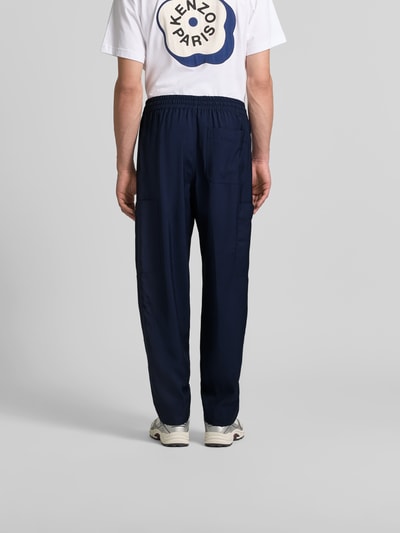 Männermodel trägt Straight Fit Sweatpants aus Viskose-Mix von Kenzo mit Woll-Anteil, Cargo-Taschen, elastischem Bund, Tunnelzug, Ganzkörperansicht Rückansicht.
