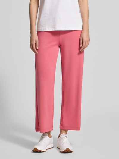 Frauenmodel trägt Wide Leg Sweatpants mit elastischem Bund von Soyaconcept in Rosa, Material-Mix mit Modal-Anteil, Nahaufnahme Unterkörper.