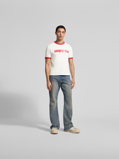 Männermodel trägt Regular Fit T-Shirt aus reiner Baumwolle von Kenzo, Herren T-Shirt mit Rundhalsausschnitt, Statement-Print, Kurzärmelig, Rückenlänge 64 cm bei Größe M, Ganzkörperansicht von vorne.