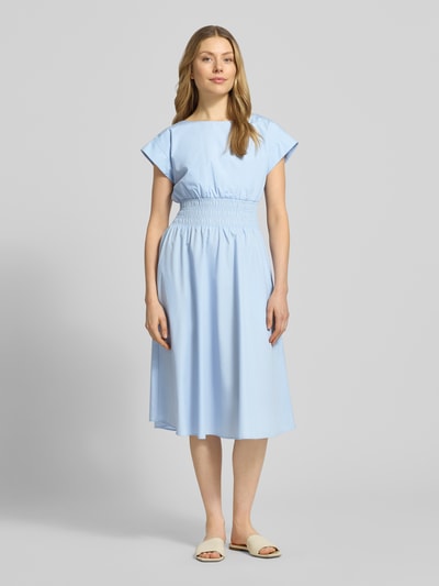 Kobiece modelka nosi Knielanges Kleid mit Rundhalsausschnitt od Christian Berg Woman Selection, mieszanka bawełny, taliowany fason, długość do kolan, krótkie rękawy, tasiemka w talii, długość tyłu w rozmiarze 36: 110 cm, szerokość w rozmiarze 36: 34 cm, jasnoniebieski kolor, gładka tekstura, widok całej sylwetki z przodu.