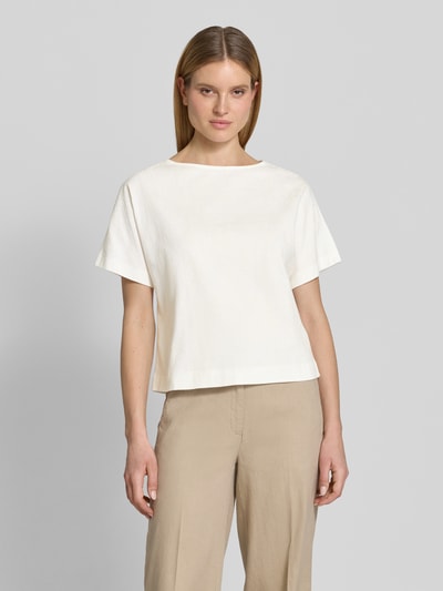 Frauenmodel trägt T-Shirt mit Strukturmuster und U-Boot-Ausschnitt von Zero aus Reine Baumwolle im Loose-Fit, Rückenlänge 55 cm, Ganzkörperansicht von vorne.