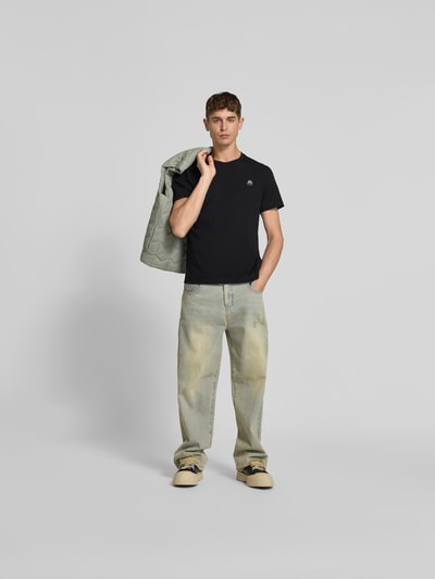 Mannenmodel draagt Regular Fit T-shirt met logodetail van Moose Knuckles, puur katoen, ronde hals, korte mouw, ruglengte maat M 67 cm, geheel vooraanzicht