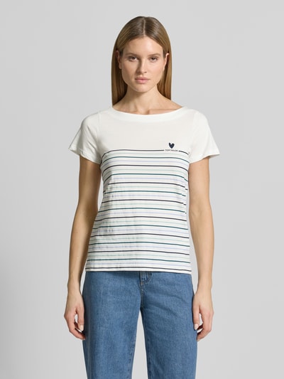 Kobiece model nosi Regular Fit T-Shirt aus reiner Bio-Baumwolle od Tom Tailor, efekt: wzór w paski, nadruk z logo, nadruk w kształcie serca, dekolt w łódkę, krótki rękaw, bawełna ekologiczna, jasne kolory i proste linie, t-shirt damski Ganzkörperansicht von vorne