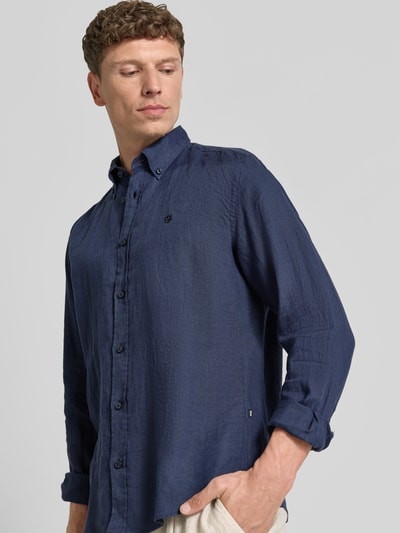 Männermodel trägt Regular Fit Freizeithemd aus reinem Leinen Modell 'LIAM' von BOSS in Dunkelblau, uni, Button-Down-Kragen, Nahaufnahme Oberkörper