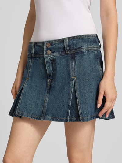 Vrouwenmodel draagt Ausgestellter Mini-Rock uit puur katoen van levi's®, blauwe denimkleur met zichtbare naden, detailopname voorkant