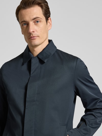 Męski model nosi Krótki płaszcz z wykładanym kołnierzem i detalem z logo Model 'EIDE' od Casual Friday, mieszanka materiałów z dodatkiem streczu, krój regular fit, wpuszczana kieszeń, kolor ciemny, półzbliżenie na górną część sylwetki