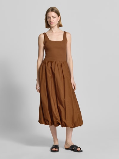 Frauenmodel trägt knielanges Bubble Kleid mit Karree-Ausschnitt von Rich & Royal, braun, A-Linie, Feinripp, Ganzkörperansicht von vorne.