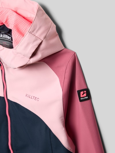 Produktfoto, Regular Fit Jacke mit Logo-Detail von Killtec, mehrfarbig in Rosa und Dunkelblau, Kapuze mit Stehkragen, Reißverschluss, Eingrifftaschen, glatte Oberfläche, Detailaufnahme, kinder
