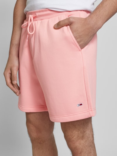 Tommy Jeans Szorty z dzianiny dresowej o kroju regular fit z naszywką z logo model ‘BEACH’ Różowawy 3