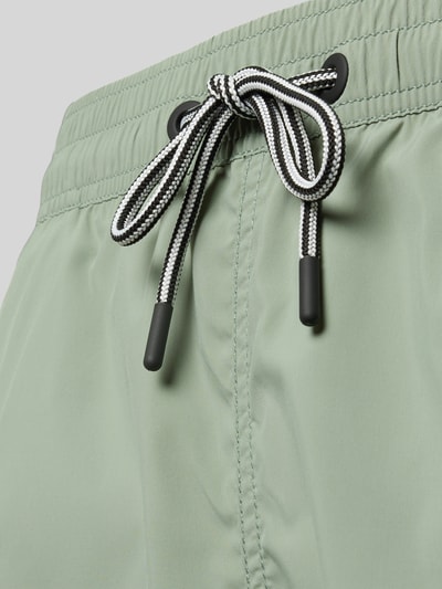 Produktfoto, Straight Fit Badeshorts mit Tunnelzug von FIRE + ICE in hellem Grün, glatte Oberfläche, elastischer Bund, Eingrifftaschen.
