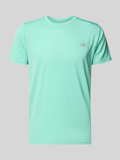 Produktfoto, türkisfarbenes Funktionsshirt mit Rundhalsausschnitt und Logo von New Balance, glatte Textur, Regular Fit, Rückenlänge Größe M 69 cm