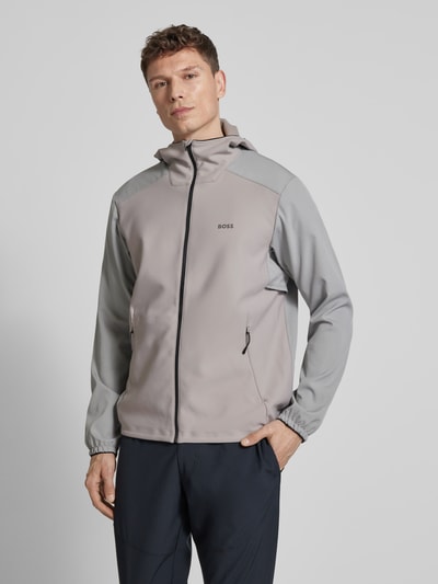 Männermodel trägt Regular Fit Softshell-Jacke mit Kapuze Modell 'LW_CRUISLITE' von BOSS Green, unifarben, mit Label Print, Ganzkörperansicht von vorne.