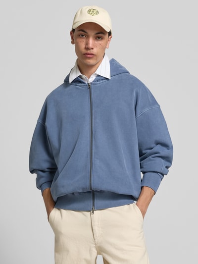 Männermodel trägt Basecap aus reiner Baumwolle von Kenzo mit Label-Stitching, verstellbarem Riegel, Belüftungslöchern, Nahaufnahme Oberkörper.