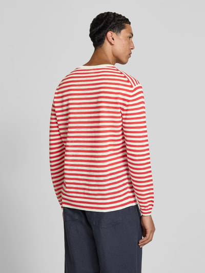 Männermodel trägt Longsleeve aus Leinen-Mix von Closed in Rot-Weiß gestreifter Strick-Optik, Regular-Fit, Rückenlänge 69 cm, Ganzkörperansicht Rückansicht.