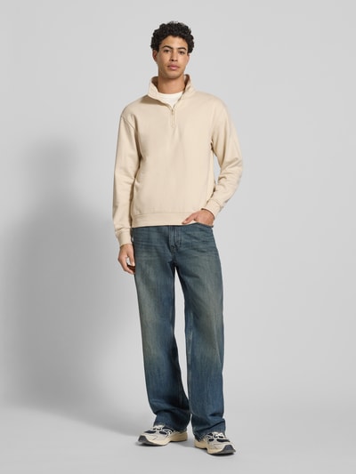 Männermodel trägt Sweatshirt mit Troyer-Kragen Modell 'BRODY' von Blend aus Baumwoll-Mix, Gerader-Schnitt, elastische Abschlüsse, Ganzkörperansicht von vorne.