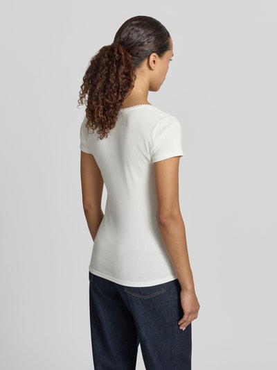 Frauenmodel trägt T-Shirt mit Logo-Stitching von GAP aus weißem Baumwoll-Mix mit Stretch, körpernah, glatte Struktur, Ganzkörperansicht Rückansicht.