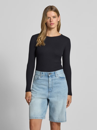 Frauenmodel trägt Longsleeve mit Rundhalsausschnitt von REVIEW, schwarz, eng anliegend, Ripp-Struktur, Baumwoll-Mix, Ganzkörperansicht von vorne.
