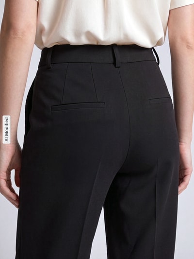 Männermodel trägt schwarze kuloty aus mieszanka wiskozy, glatte Oberfläche, Produktname Straight Fit Culotte aus Viskose-Mix Modell 'Fenja' von Stehmann, damskie kuloty, Ganzkörperansicht Rückansicht, KI-modifiziertes Bild