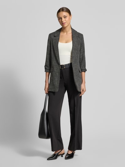 Frauenmodel trägt Slim Fit Longblazer mit Viskose-Anteil Modell 'FRIDA' von Vero Moda, melierte Webware, unifarben, Ganzkörperansicht von vorne.