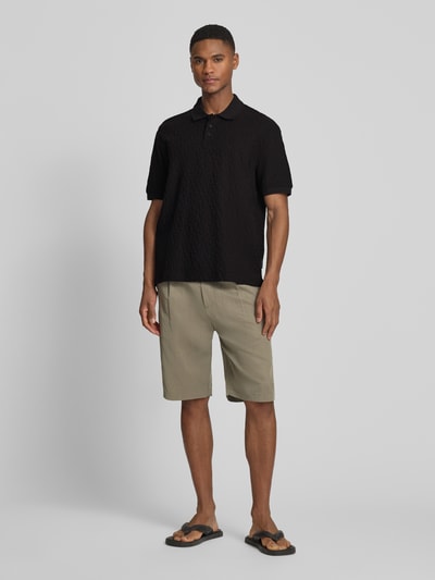 Mannenmodel draagt Regular Fit poloshirt met structuurpatroon van ARMANI EXCHANGE, puur katoen, knoopsluiting, ruglengte maat M 68 cm, full body voorkant.