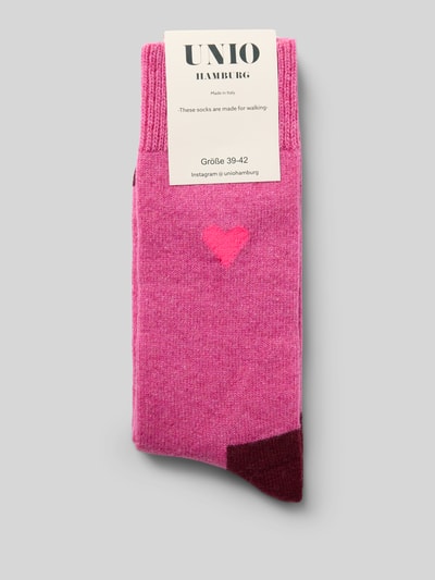 Produktfoto, Socken mit Kaschmir-Anteil und Motiv-Stitching von UNIO HAMBURG, pink mit Rippbündchen und Herzmotiv, grauer Hintergrund
