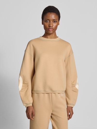 Vrouwenmodel draagt sweatshirt met relaxed fit, katoenmix met stretch, Model 'Gunda' van GUIDO MARIA KRETSCHMER WOMAN, ronde hals, zandkleur, zachte textuur, details op de mouwen, vooraanzicht bovenlichaam