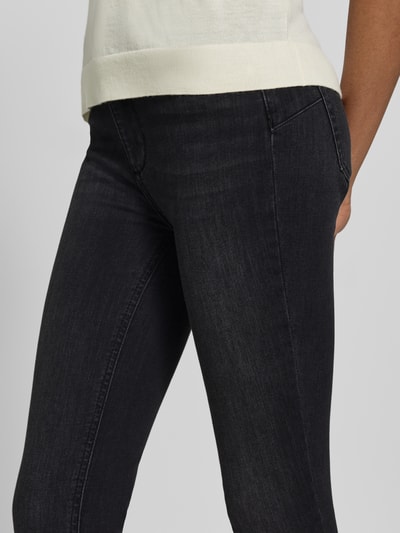 Kobiece model prezentuje Slim Fit Jeans aus Baumwoll-Mix Model "DIVINE" od Liu Jo White, mieszanka bawełny, krój slim fit, 5 kieszeni, szlufki na pasek, zapięcie na guzik i zamek błyskawiczny, szerokość w rozmiarze 27: 36 cm, długość wewnętrzna nogawki w rozmiarze 27: 78 cm, zbliżenie na biodra