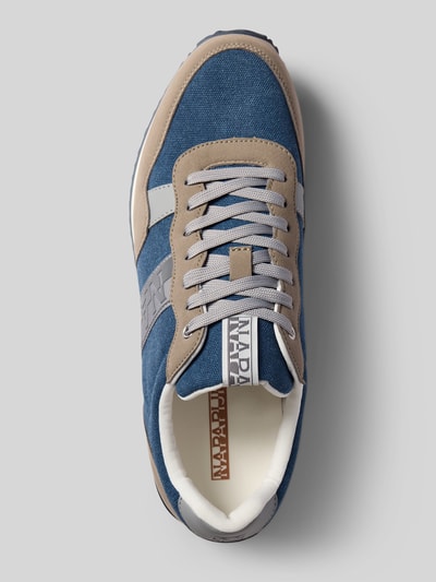 Produktfoto, Sneaker mit Label-Details Modell 'COSMOS' von Napapijri, zaokrąglony nosek, sznurowanie, gumowa podeszwa, wysokość obcasa w rozmiarze 44: 3 cm, wysokość cholewki w rozmiarze 44: 9 cm, szerokość w rozmiarze 44: 7 cm, niebieskie i beżowe barwy, teksturowany materiał, widok z góry.