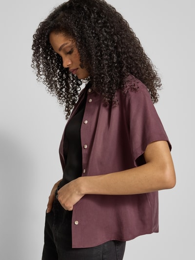 Vrouwenmodel draagt Regular Fit Bluse aus Lyocell mit verdeckter Knopfleiste van Samsøe Samsøe, donkerpaars, korte mouw, borstzak, zijaanzicht, Nahaufnahme bovenlichaam.