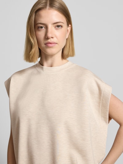 Frauenmodel trägt Sweatshirt aus Viskose-Mix mit Kappärmeln Modell 'Namara' von MOS MOSH, Beige, Rundhalsausschnitt, Loose-Fit, Nahaufnahme Oberkörper.