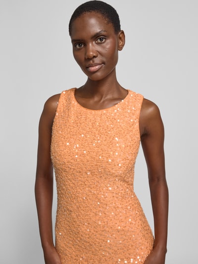Frauenmodel trägt Midikleid mit Pailletten und rückseitigem Knopfverschluss von Little Mistress in Orange, figurbetonter Schnitt, Rundhalsausschnitt, schimmernde Textur, Nahaufnahme Oberkörper. Rückenlänge bei Größe 36: 123 cm, Brustweite bei Größe 36: 43 cm.