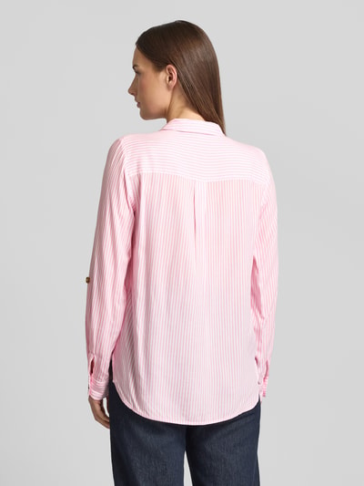 Vrouwenmodel draagt Relaxed Fit Hemdbluse uit pure viscose model 'BUMPY' van Vero Moda met strepen in roze-wit, rugpasdetail, afgeronde zoom, rugaanzicht.