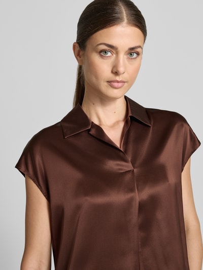 Frauenmodel trägt Regular Fit Hemdbluse aus reiner Seide von Luisa Cerano in Braun, kurzärmelig, glänzende glatte Textur, Nahaufnahme Oberkörper.