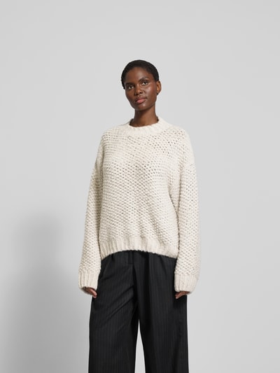 Frauenmodel trägt Pullover mit gerippten Abschlüssen von black palms, Alpaka-Woll-Mix, oversized, Rundhalsausschnitt, Rückenlänge 65 cm, Ganzkörperansicht von vorne.
