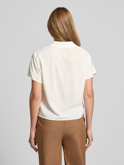 Frauenmodel trägt Regular Fit Bluse aus Viskose mit Knotendetail Modell 'RADIA' von Soyaconcept in Creme mit Reverskragen, Knopfleiste und kurzen Ärmeln, Rückenlänge bei Größe S 55 cm, Ärmellänge 10 cm, Ganzkörperansicht Rückansicht.