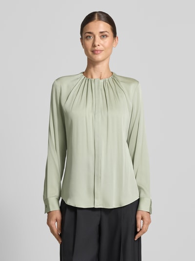 Vrouwenmodel draagt Regular fit blouse met lange mouwen van zijdemix model 'Banorah' van BOSS in lichtgroen, Dames, voorkant volledig lichaam