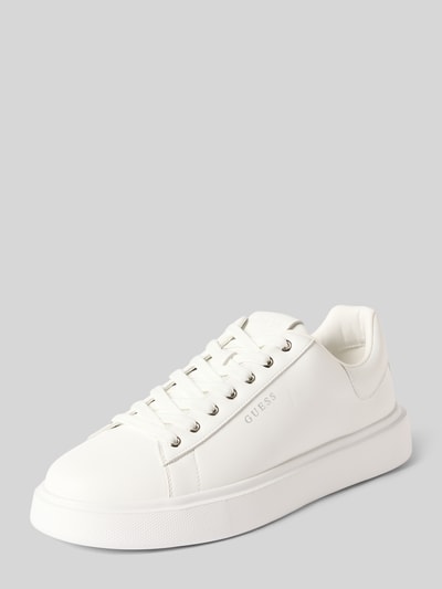 Produktfoto, Sneaker aus Leder-Mix Modell 'Pravi' von GUESS in Weiß, abgerundete Form, Logo-Detail und profilierte Sohle, Herren Sneaker, Schnürverschluss, Kontext: Absatzhöhe 4 cm, Schafthöhe 7 cm, Schaftweite 9 cm, Größe 44.