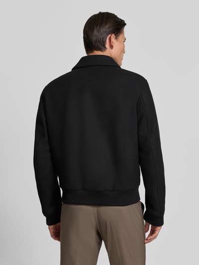 Männermodel trägt zwarte blouson van wolmix Relaxed Fit Blouson aus Woll-Mix Modell 'H-Charly-264' van BOSS, Heren bomberjack, Ganzkörperansicht Rückansicht