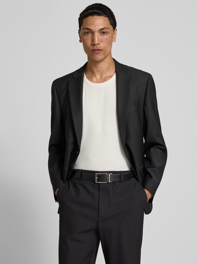 Männermodel trägt Herren Gürtel mit Logo-Prägung von Dsquared2, glatte Optik, Dornschließe, schwarzer Ton, Nahaufnahme Oberkörper.