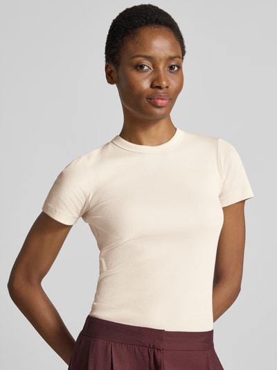 Vrouwenmodel draagt Regular fit t-shirt uit katoen-mix van OPUS in lichtbeige, gladde textuur, vooraanzicht bovenlichaam