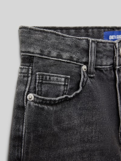 Productfoto, Loose Fit Jeansshorts uit puur biologisch katoen model 'FADE' van Only & Sons, denimlook, 5-pocketmodel, labelpatch, verstelbare wijdte binnenin, knoop- en ritssluiting, textuur van grijs denim.