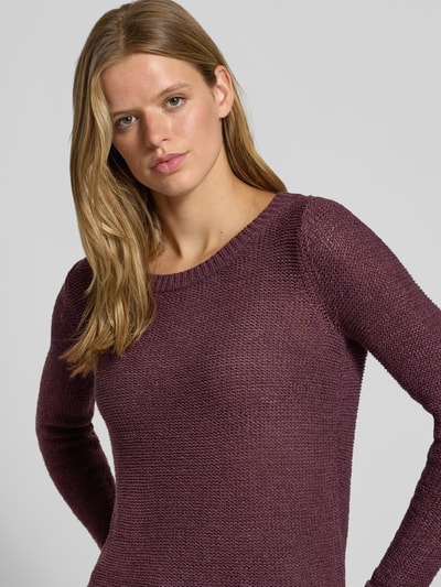Frauenmodel trägt Regular Fit Pullover mit U-Boot-Ausschnitt Modell 'GEENA' von ONLY in Dunkellila, grob gestrickte Textur, Nahaufnahme Oberkörper, Damen Pullover von ONLY.