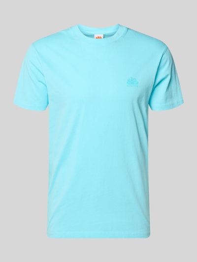 Produktfoto, Slim Fit T-Shirt aus reiner Baumwolle von Sundek in Hellblau mit Rundhalsausschnitt und dezentem Label-Print auf der Brust.
